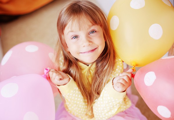glückliches Kind mit Luftballons