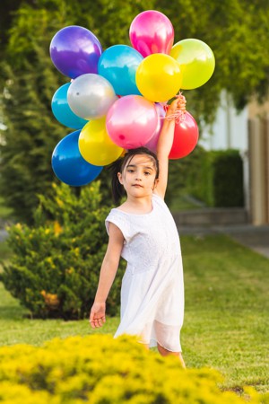 Kind mit bunten Luftballons